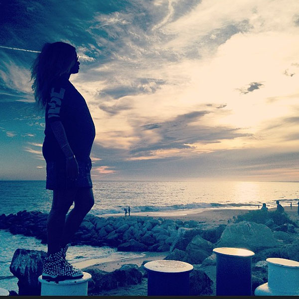 Ciara-shows-off-baby-belly
