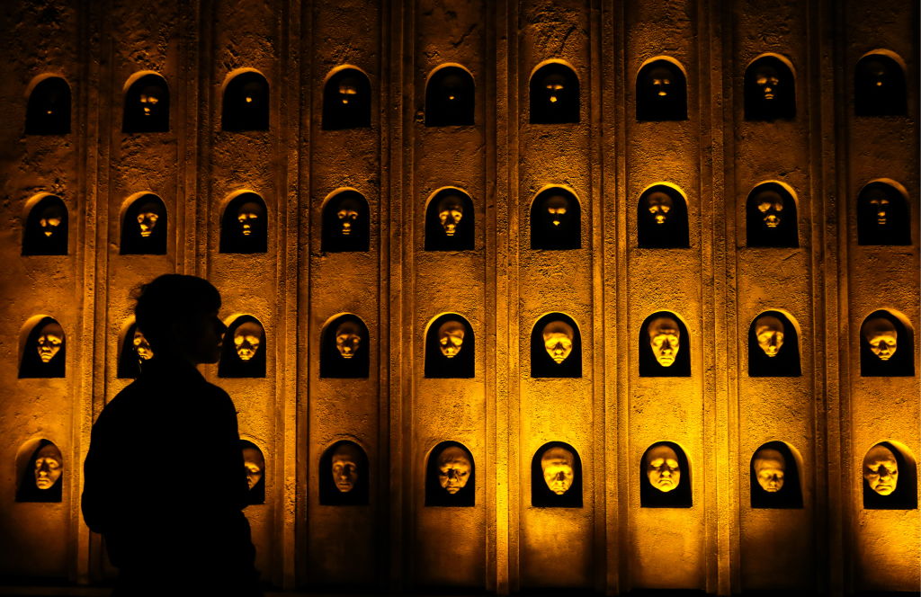 New season's first episode of HBO series Game of Thrones screened at Moscow art centre